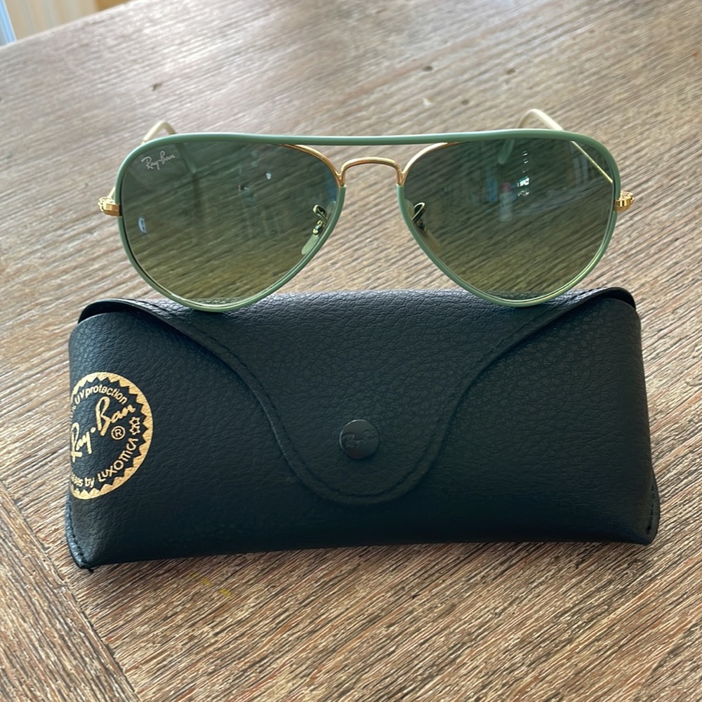 Brand new Ray Ban mint green frame aviator sunglasses!